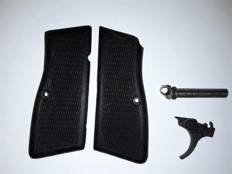 Cachas en madera, disparador y guia muelle recuperador de un GP35 fabricada bajo supervision Alemana en 00