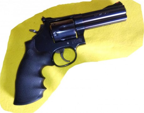 En perfectas condiciones.  Leves rozaduras en el inicio del guardamntes por roce con la funda.
Incluyendo 01