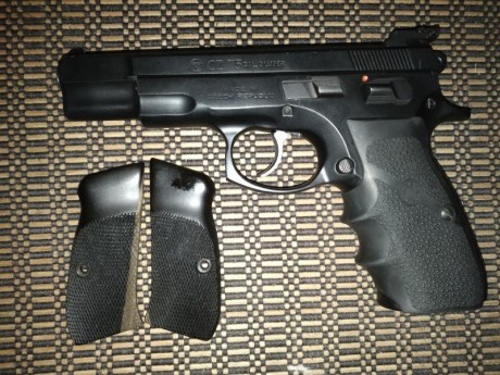 Se vende cz 75 con alza regulable, maletin plástico, empuñadura de la foto y cachas normales, dos cargadores, 00