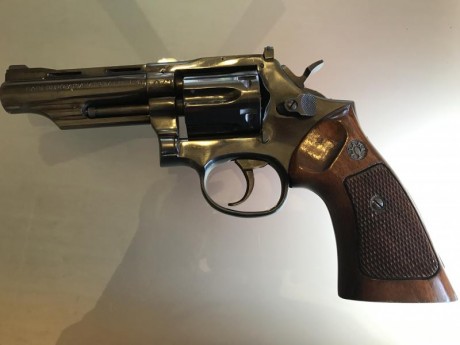 Por abandono de la afición VENDO revolver LLAMA de 4", cal.22., en un EXCELENTE ESTADO DE USO y con 02