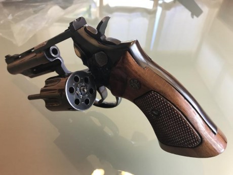 Por abandono de la afición VENDO revolver LLAMA de 4", cal.22., en un EXCELENTE ESTADO DE USO y con 01