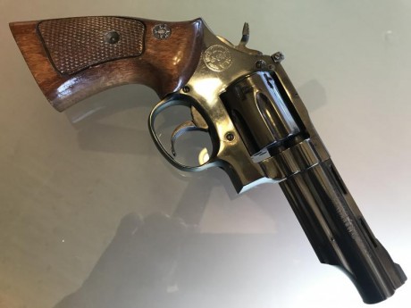 Por abandono de la afición VENDO revolver LLAMA de 4", cal.22., en un EXCELENTE ESTADO DE USO y con 00