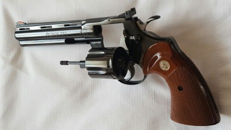 Se vende Colt Python impecable y a toda prueba calibre 357  / 38 sin duda una de los mejores revolves 00
