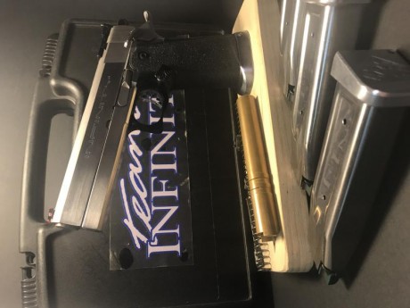 Se vende pistola infinity con dos cañones, 40 y 9mm. 
3 cargadores de 9mm 
1 cargador 40 
Muelles con 02