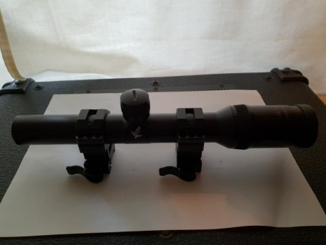 Vendo swarovski habicht,  con reticula iluminada circule dot,  en su caja original ,tiene alguna marca 11