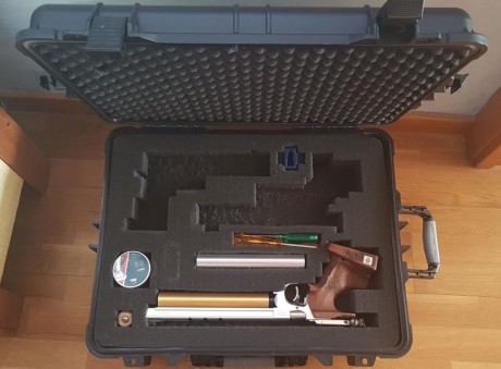 Buenas a todos,

Pongo a la venta mi maleta para transportar todos los accesorios al club de tiro. Es 01
