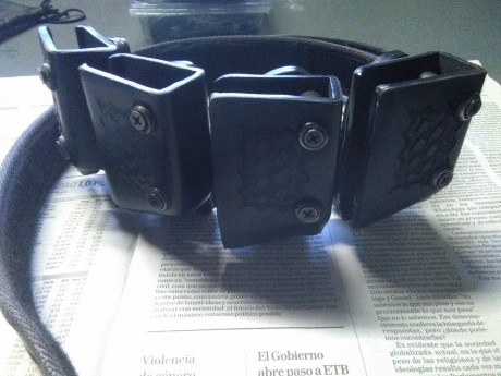 Hola, vendo cuatro portacargadores SAFARILAND BASKET BLACK,  para cargadores de doble hilera.
Están usados 00