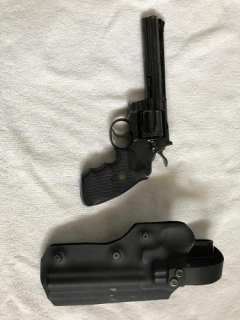 Se vende colt Python de 6 Pulgadas en un estado muy bueno, con funda a medida realizada  en Kydex.
arma 02