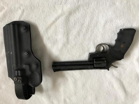 Se vende colt Python de 6 Pulgadas en un estado muy bueno, con funda a medida realizada  en Kydex.
arma 00