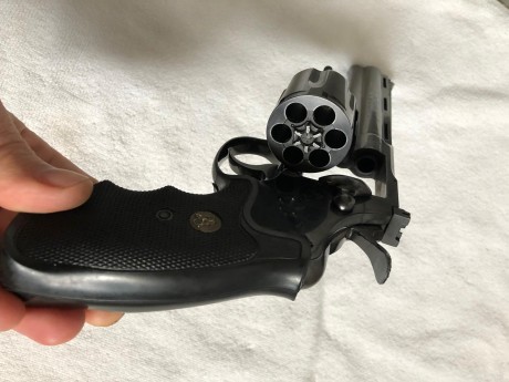 Se vende colt Python de 6 Pulgadas en un estado muy bueno, con funda a medida realizada  en Kydex.
arma 10