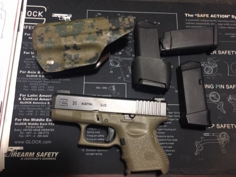 Vendo Glock 26, 3ge, funda diestra, un cargador de 17, un cargador de 12 y uno de 10 cartuchos, 450 €. 00