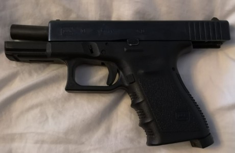 Vendo pistola glock 9mm en perfecto estado, apenas 100 tiros, se ha usado para defensa personal pero paso 00