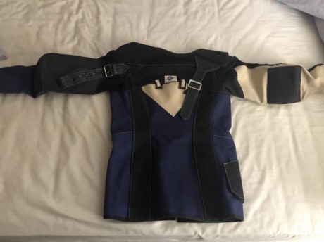 Vendo chaqueta de tiro marca GEHMANN , muy poco usada. prácticamente nueva. ojo la talla es S o XS, válida 41
