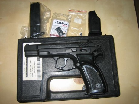 Hola. Con su maletín original, dos cargadores, ayuda para la recarga de los cargadores.mira micrométrica 02