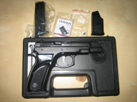 Hola. Con su maletín original, dos cargadores, ayuda para la recarga de los cargadores.mira micrométrica 01