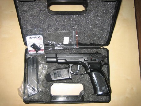 Hola. Con su maletín original, dos cargadores, ayuda para la recarga de los cargadores.mira micrométrica 00