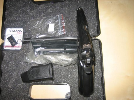 Hola. Con su maletín original, dos cargadores, ayuda para la recarga de los cargadores.mira micrométrica 12