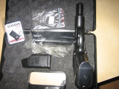 Hola. Con su maletín original, dos cargadores, ayuda para la recarga de los cargadores.mira micrométrica 11