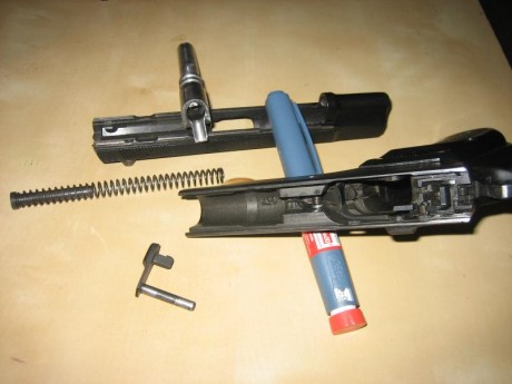 Hola. Con su maletín original, dos cargadores, ayuda para la recarga de los cargadores.mira micrométrica 10