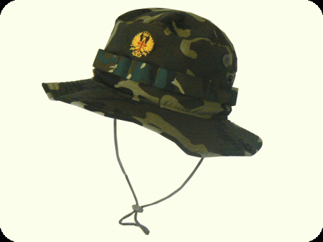 Una boina militar negra y un sombrero de policìa montada del Canadà. La poli tambien me gusta... 8) què 10