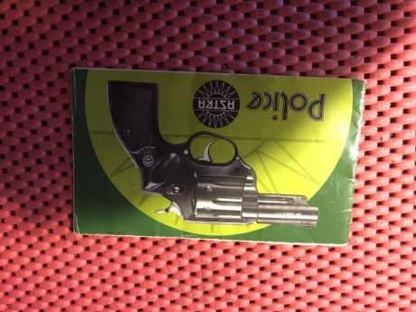 Vendo revólver astra police con dos tambores, uno 9mm y 17 estrellas para municion y otro tambor para 00
