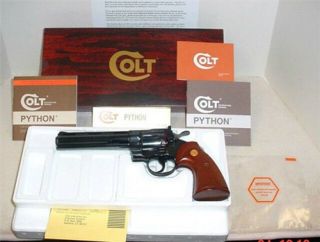 Busco caja de los antiguos colt Python, que esté mas o menos en buen estado. 01