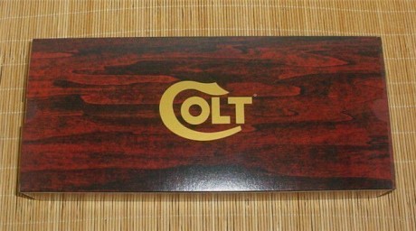 Busco caja de los antiguos colt Python, que esté mas o menos en buen estado. 00