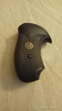 Se venden cachas de goma para revolver de 2 pulgadas, estado nuevas, probadas en Astra 250, 680 y S&W.
Precio 00