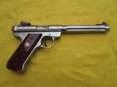 Vendo pistola marca Ruger MK III Hunter, calibre 22, alza regulable, cargador de 10 tiros, en acero inoxidable, 02