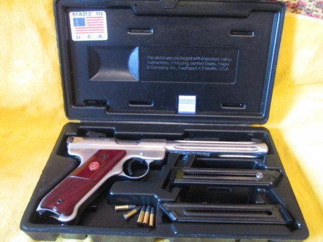 Vendo pistola marca Ruger MK III Hunter, calibre 22, alza regulable, cargador de 10 tiros, en acero inoxidable, 01