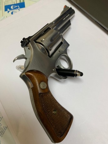 Hola a todos :
Un amigo vende un revolver Smith & Wesson mod. 66/2 4" INOX.
El precio es de 450€+portes. 01