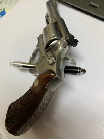 Hola a todos :
Un amigo vende un revolver Smith & Wesson mod. 66/2 4" INOX.
El precio es de 450€+portes. 11