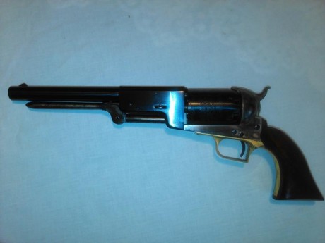 El revolver Walker es un revólver de acción simple con un tambor de seis recámaras. Fue diseñado en 1846, 02