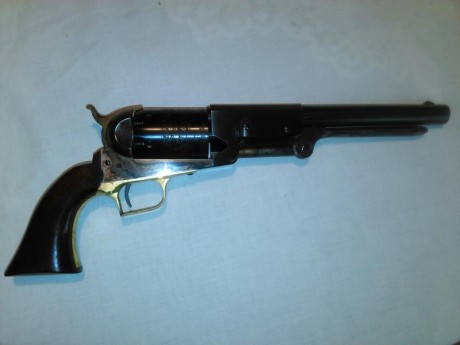 El revolver Walker es un revólver de acción simple con un tambor de seis recámaras. Fue diseñado en 1846, 01