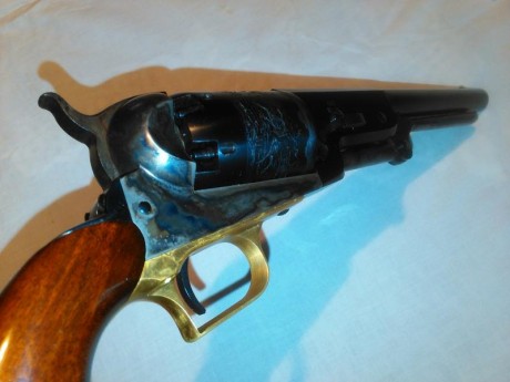 El revolver Walker es un revólver de acción simple con un tambor de seis recámaras. Fue diseñado en 1846, 00