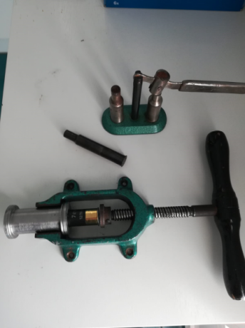 :clint: Vendo antigua maquina de recargar cartuchos del 12 de escopeta, en buen estado.
Vendo la empistonadora/ 01