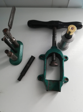 :clint: Vendo antigua maquina de recargar cartuchos del 12 de escopeta, en buen estado.
Vendo la empistonadora/ 00