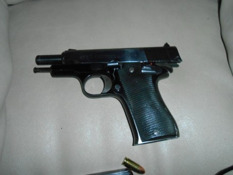 Vendo revólver astra police con dos tambores, uno 9mm y 17 estrellas para municion y otro tambor para 70