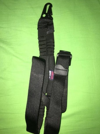 Se venden accesorios para M4 partaforma AR y/o bases picantilly:

Porta arma un solo punto FAB Defence: 02