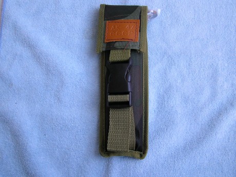 Navaja con aspecto de bayoneta del fusil AK47. Se abre automáticamente pulsando un botón después de desplazar 02