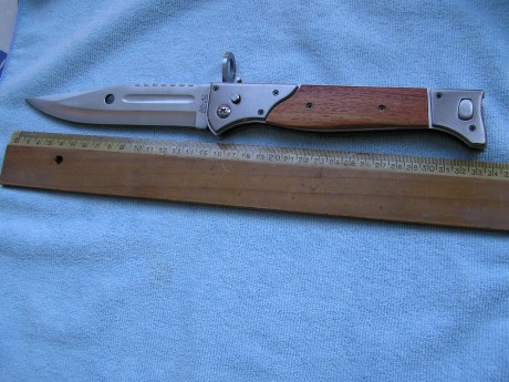 Navaja con aspecto de bayoneta del fusil AK47. Se abre automáticamente pulsando un botón después de desplazar 00
