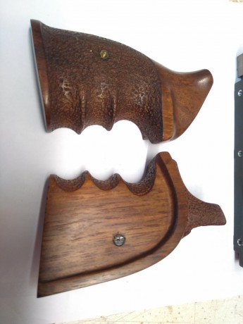 Vendo cachas anatomicas para Revolver S&W 686.
Son para manos medianas y pequeñas. Hechas con madera 01