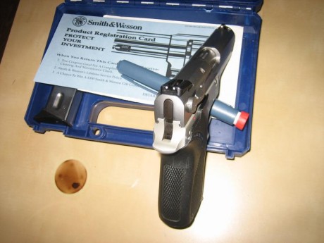 Hola. Vendo esta pistola muy nueva, apenas 100 tiros. dos cargadores de 12 disparos, maletín original.libro 00