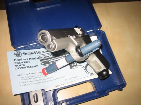 Hola. Vendo esta pistola muy nueva, apenas 100 tiros. dos cargadores de 12 disparos, maletín original.libro 12