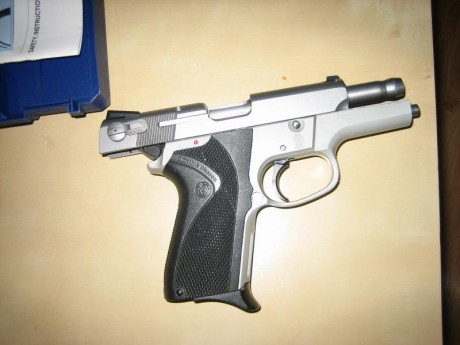 Hola. Vendo esta pistola muy nueva, apenas 100 tiros. dos cargadores de 12 disparos, maletín original.libro 11