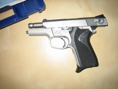 Hola. Vendo esta pistola muy nueva, apenas 100 tiros. dos cargadores de 12 disparos, maletín original.libro 10