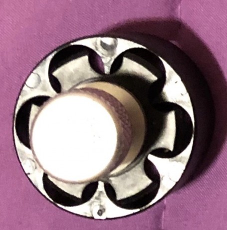 Vendo tres cargadores para revolver S&W 686 de seis recamaras, dos son largos y el tercero es corto, 01