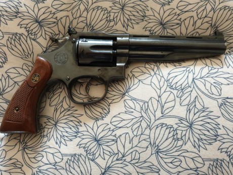 Buenos días.

Llevo tiempo queriendo ponerle cachas nuevas a un revolver Llama 38 special y no soy capaz 30