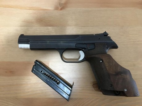 Hola,

Vendo pistola SIG P240. Un arma de excelente calidad. Es antigua, aunque funciona perfectamente. 01