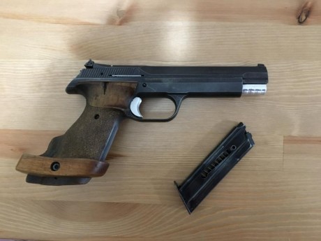 Hola,

Vendo pistola SIG P240. Un arma de excelente calidad. Es antigua, aunque funciona perfectamente. 00